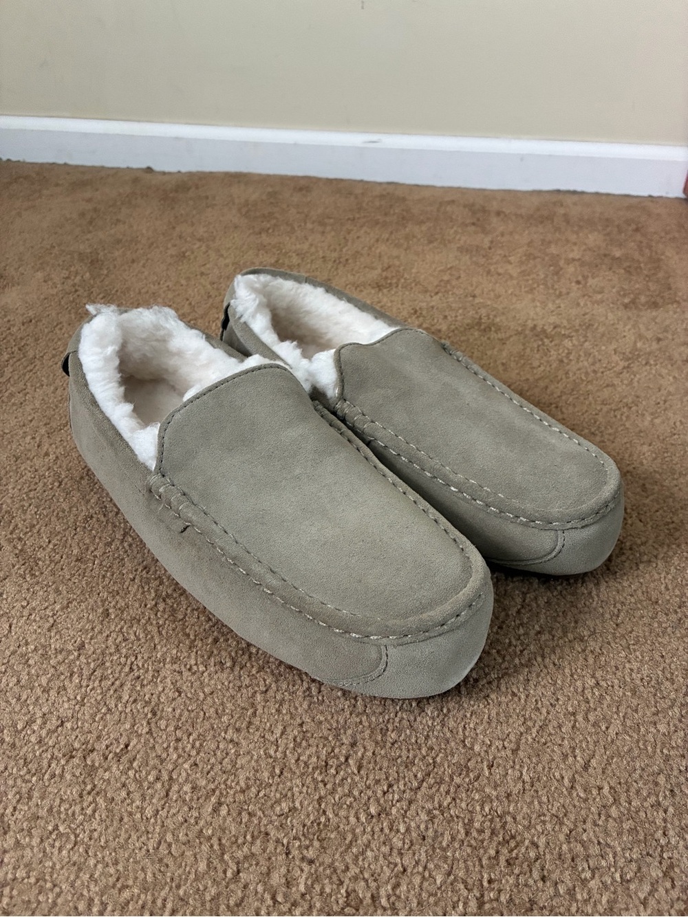 Koolaburra by UGG Tipton “Stone” Suede Faux Fur Moccasin Slippers (Mens Size 11)